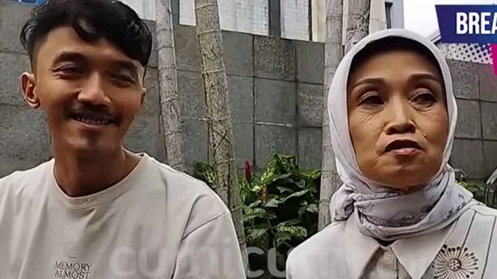 Ibunda Mendiang Tika Ungkap Sikap Pesulap Merah saat Umrah, Masalah Rumah Tangga Baru Terbongkar
            - galeri foto