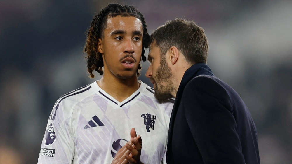 Leny Yoro bersama pelatih Manchester United Michael Carrick