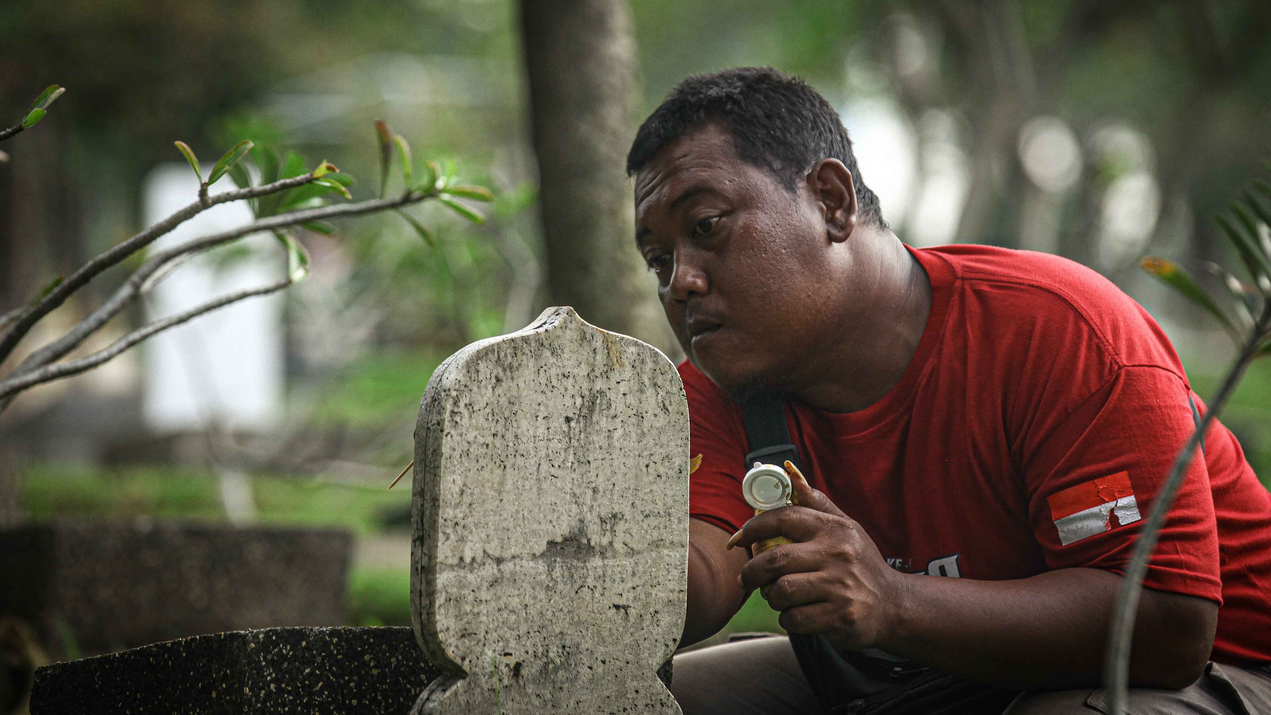 Berita Foto: Menyambut Ramadan, Peziarah Padati TPU Karet Bivak Sejak Pagi
            - galeri foto