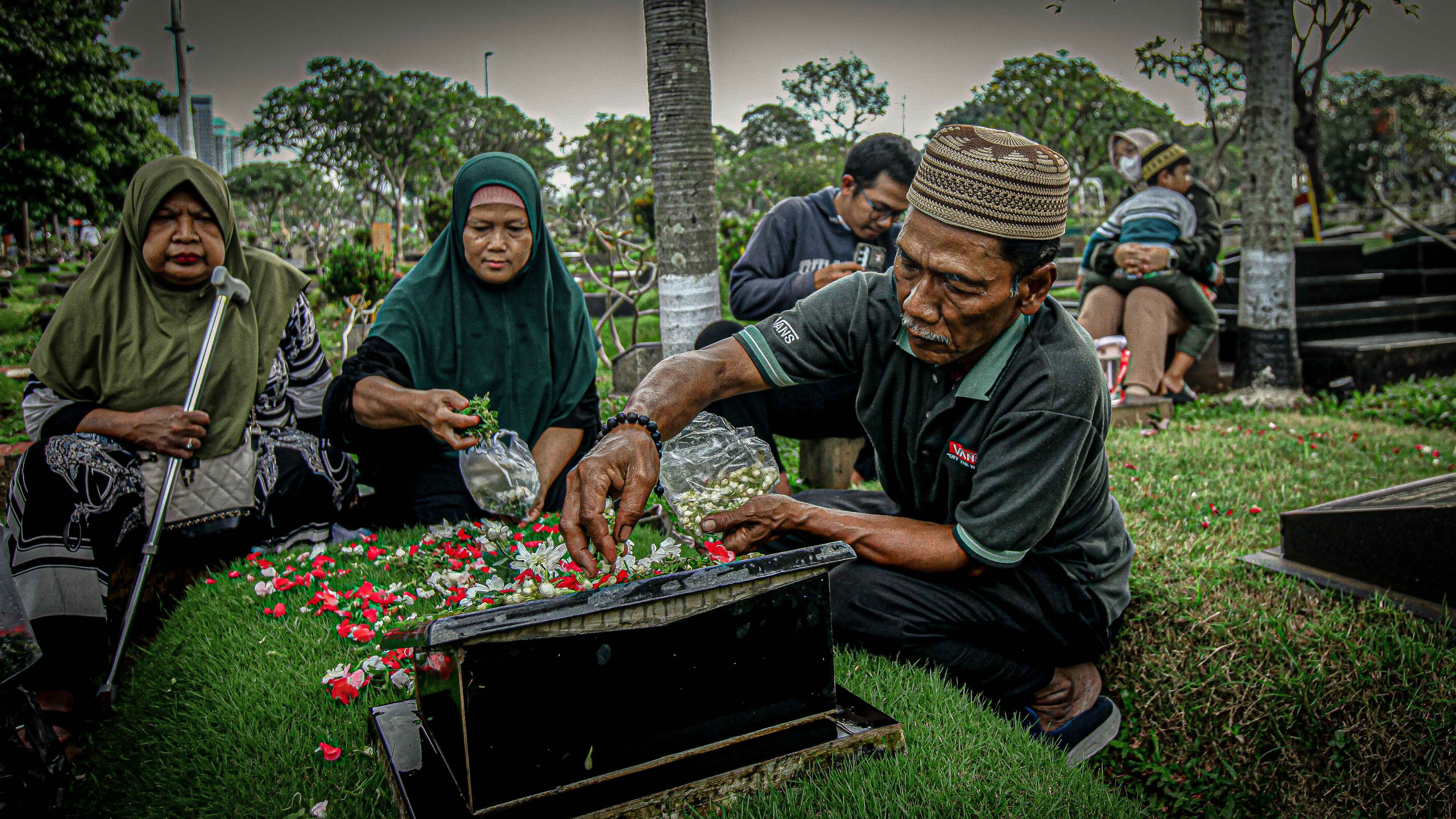 Berita Foto: Menyambut Ramadan, Peziarah Padati TPU Karet Bivak Sejak Pagi
            - galeri foto