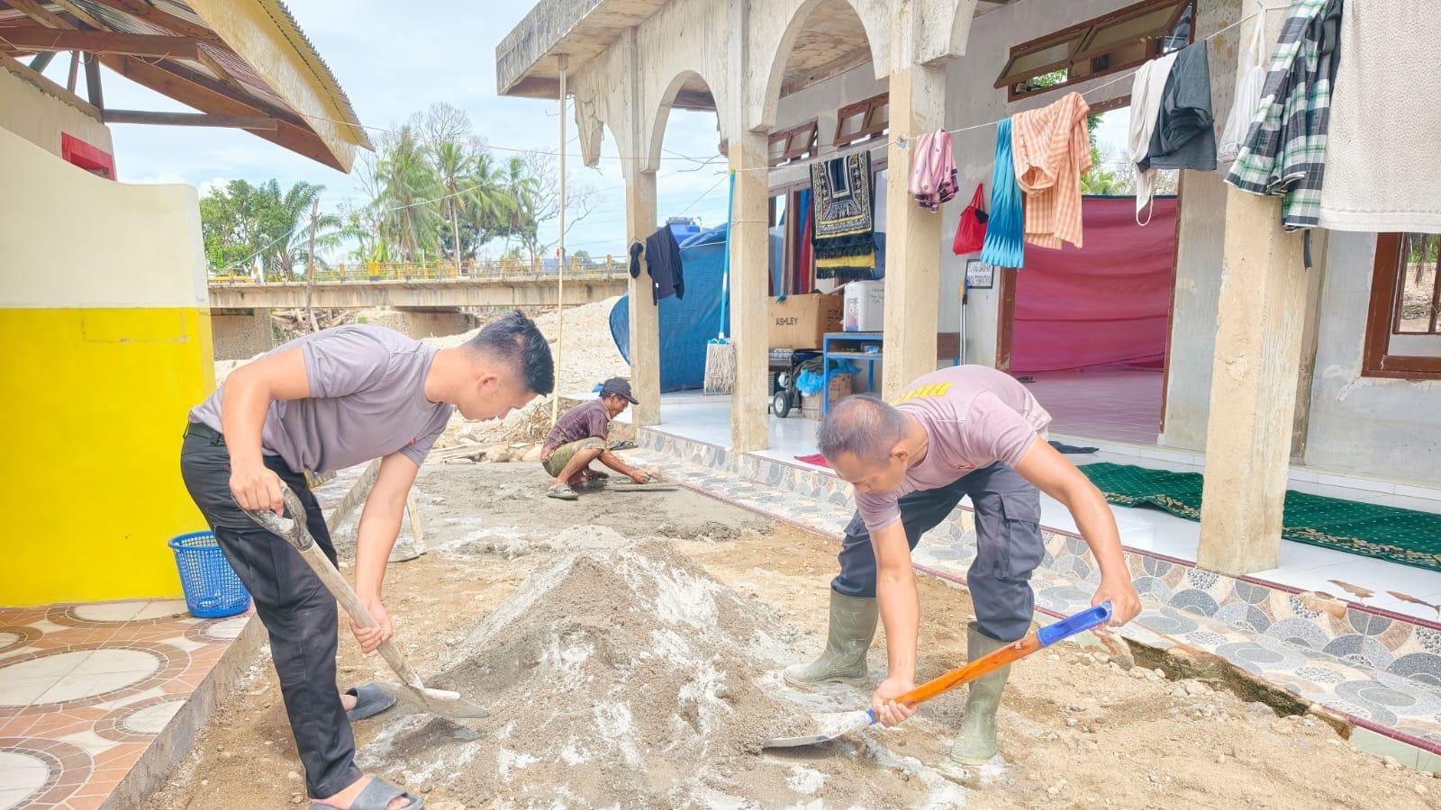 Personel Brimob Polda Sumut Hadir di Tengah Masyarakat, Bantu Pemulihan Pascabencana di Batang Toru
            - galeri foto