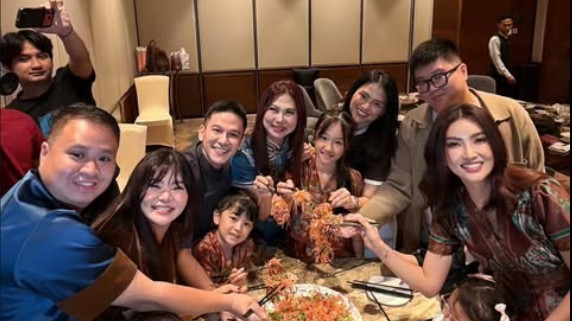 Betrand Peto Ceritakan Tradisi Imlek Keluarga Sarwendah, Angpao Terbesar dari Ruben Onsu dan Yeye
            - galeri foto