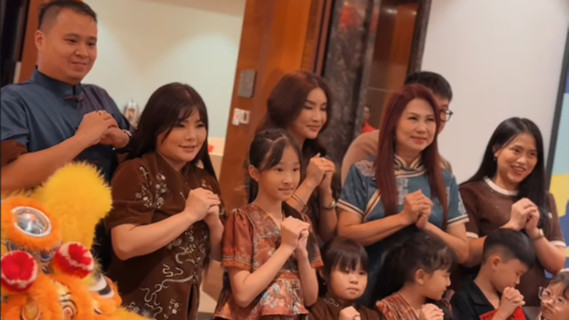 Betrand Peto Ceritakan Tradisi Imlek Keluarga Sarwendah, Angpao Terbesar dari Ruben Onsu dan Yeye
            - galeri foto