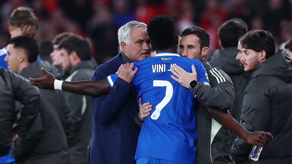 Jose Mourinho berbicara kepada Vinicius Junior