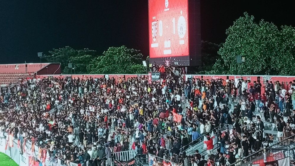 Suporter Persija Jakarta, the Jakmania hadir di kandang Bali United di Stadion I Wayan Dipta, Gianyar, Bali