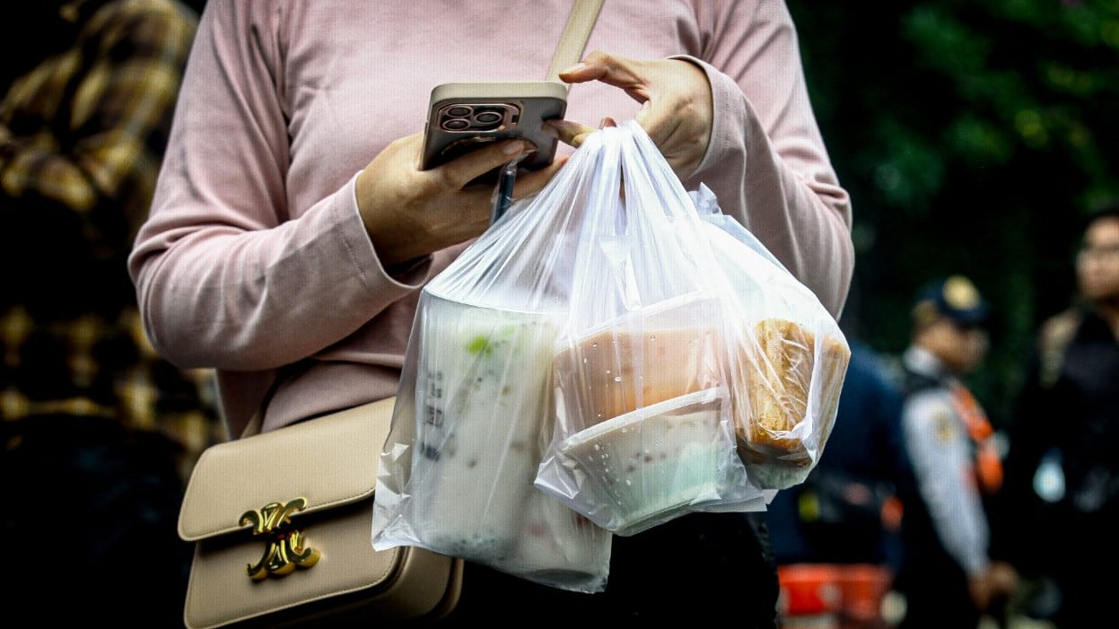 Hari Pertama Puasa, Warga Langsung Serbu Pedagang Takjil di Benhil Jakpus
            - galeri foto