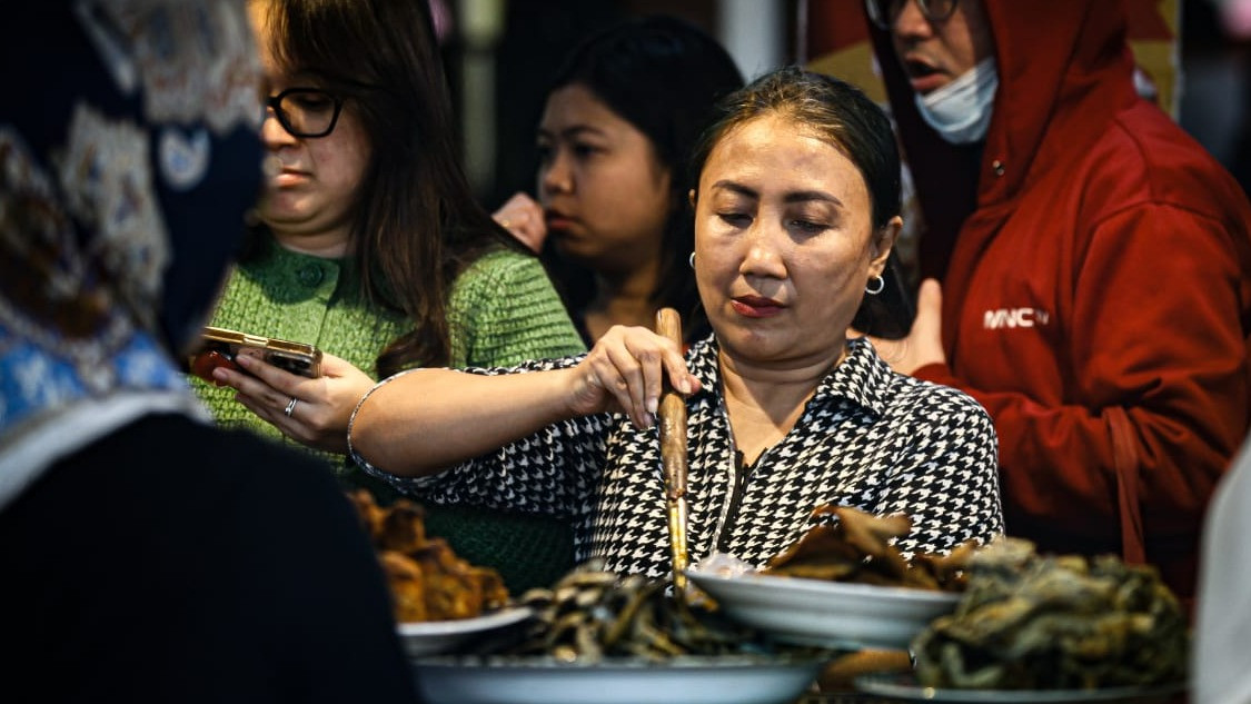 Hari Pertama Puasa, Warga Langsung Serbu Pedagang Takjil di Benhil Jakpus
            - galeri foto