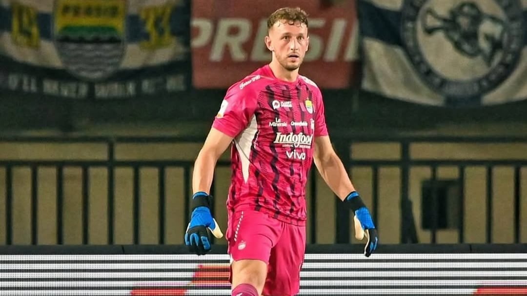 Kiper Persib Bandung Adam Przybek
