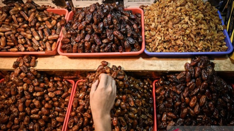 Ilustrasi: Pembeli memilih buah kurma di salah toko kurma kawasan Pasar Tanah Abang, Jakarta