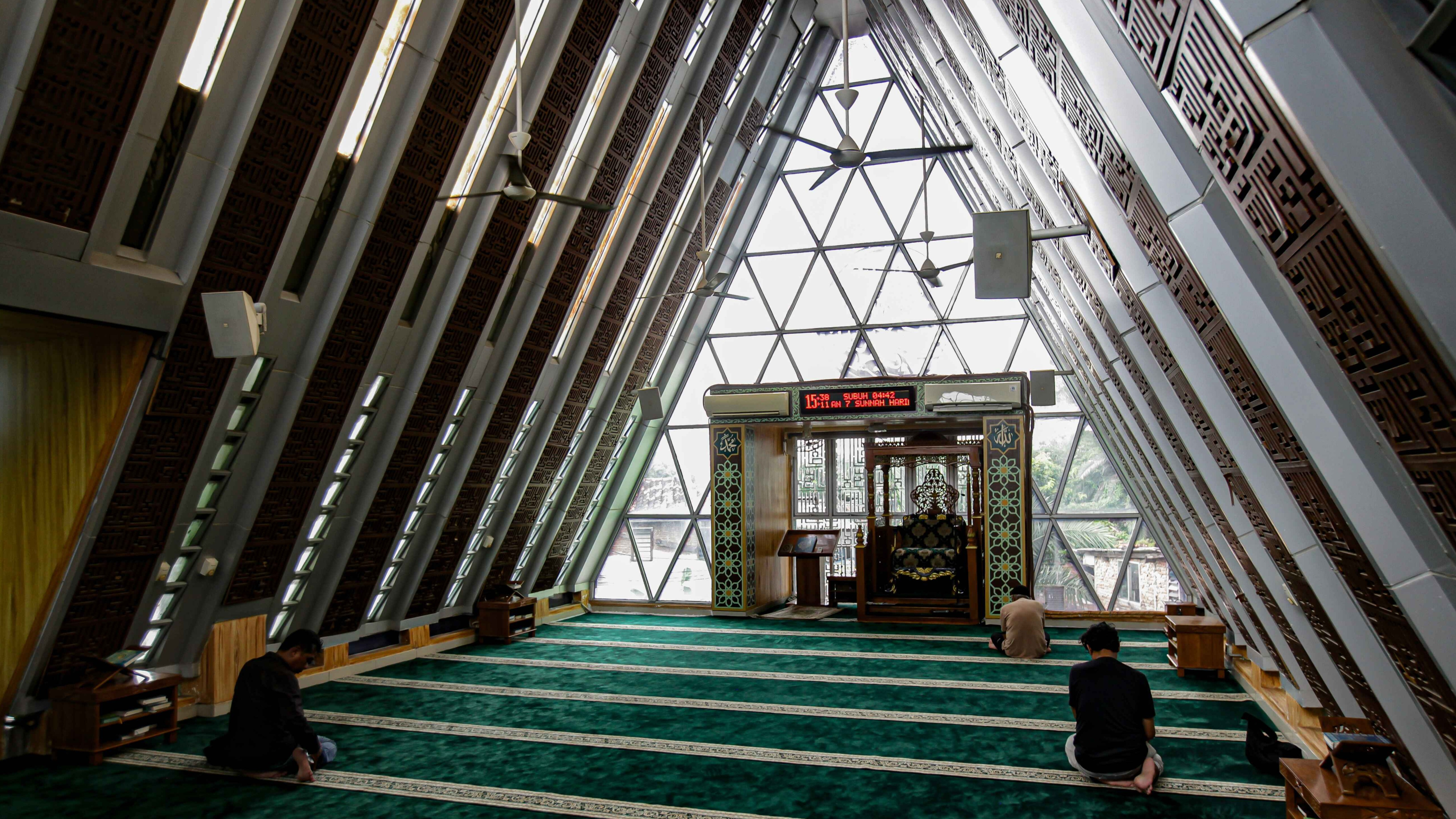 Berita Foto: Masjid Jami’e Darussalam di Tanah Abang Tampil Beda dengan Berkonsep Segitiga
            - galeri foto