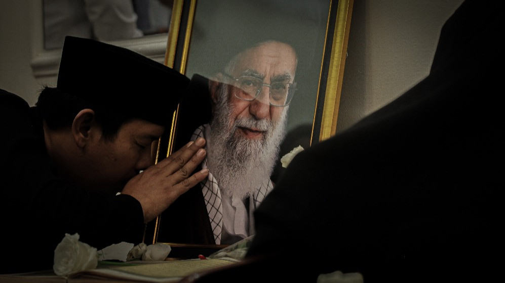 Tangis haru warnai kediaman Duta Besar Republik Islam Iran atas wafatnya pemimpin Iran, Ayatollah Ali Khamenei, di jalan Madiun No. 1, Menteng, Jakarta Pusat, Kamis (5/4/2026)