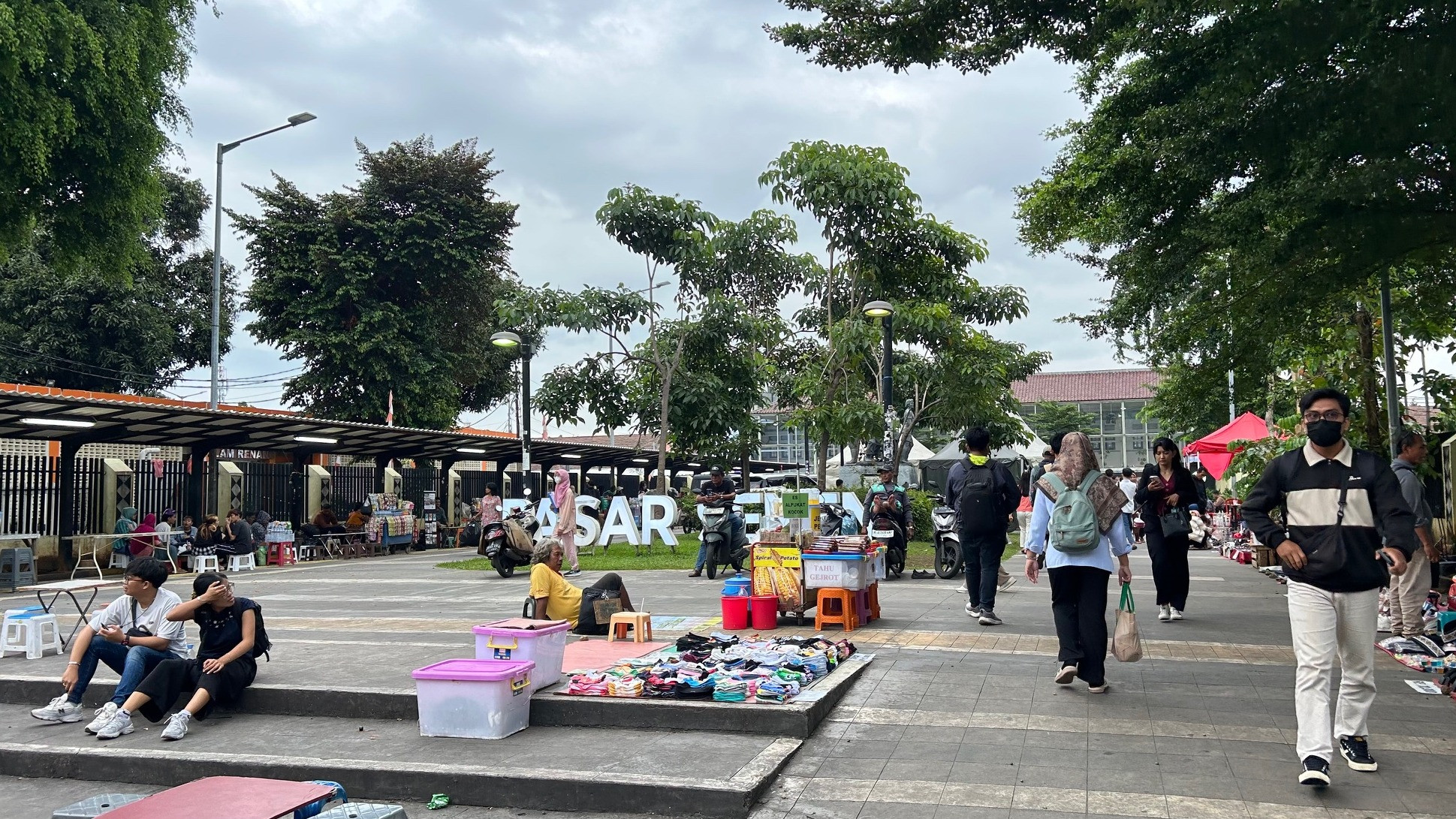 Ngabuburit di Pasar Senen: Berburu Baju Lebaran, Cicipi Jajanan, Hingga Berbuka di Tengah Hiruk Pikuk Kota
            - galeri foto
