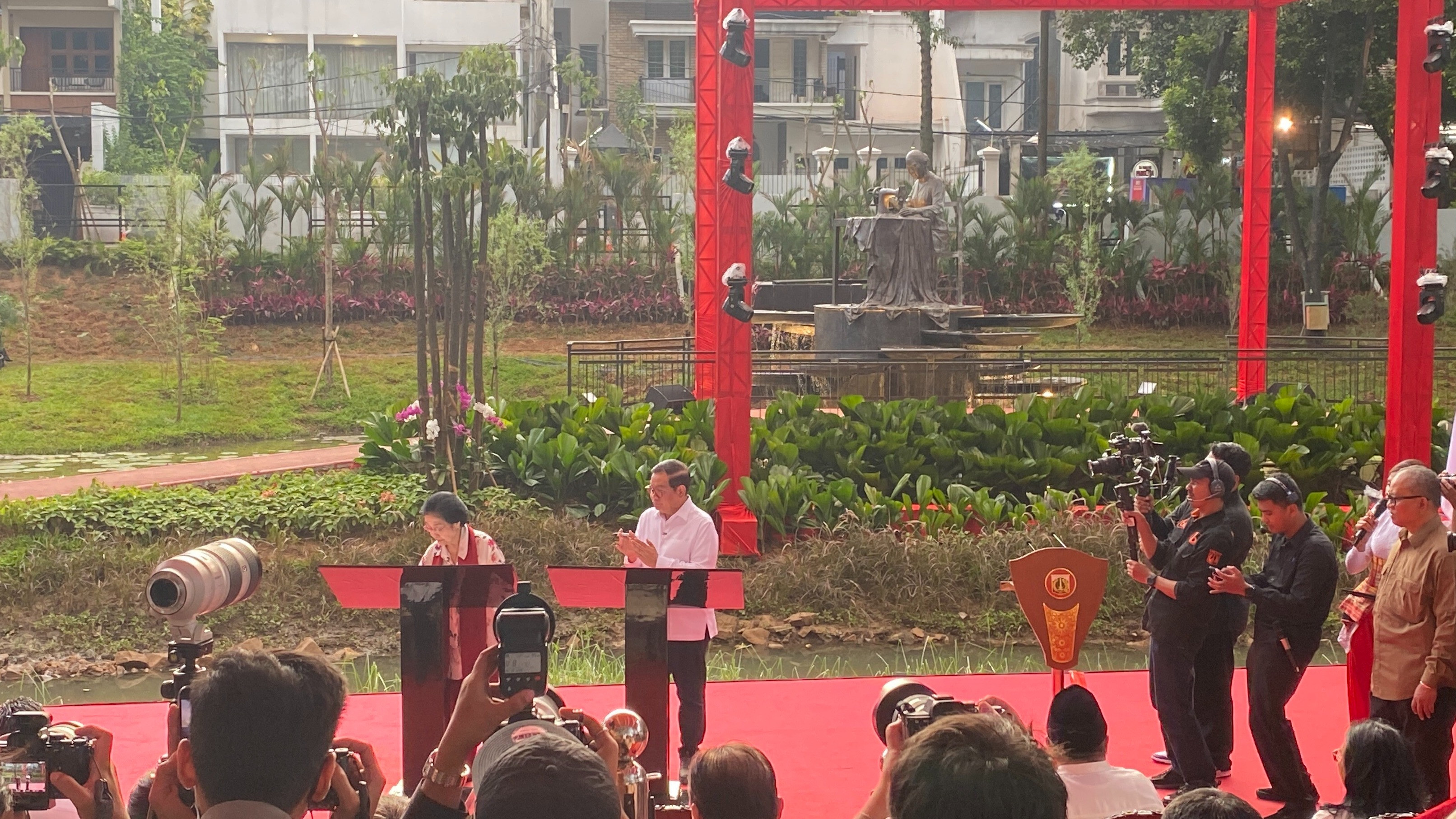 Gubernur DKI Jakarta, Pramono Anung dan Megawati Soekarnoputri meresmikan Taman Bendera Pusaka di Jakarta Selatan, Sabtu (14/3).