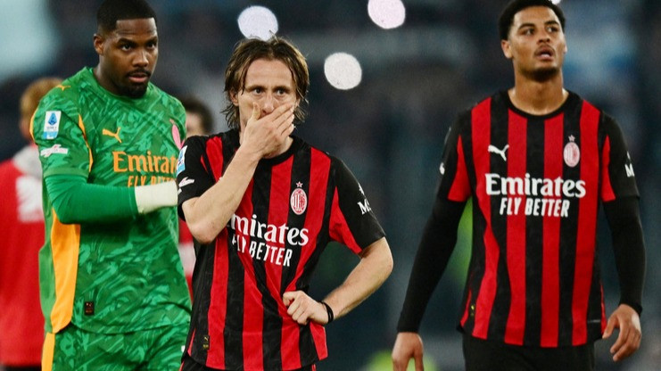 Para Pemain AC Milan, Mike Maignan dan Luka Modric usai Kalah di Liga Italia
