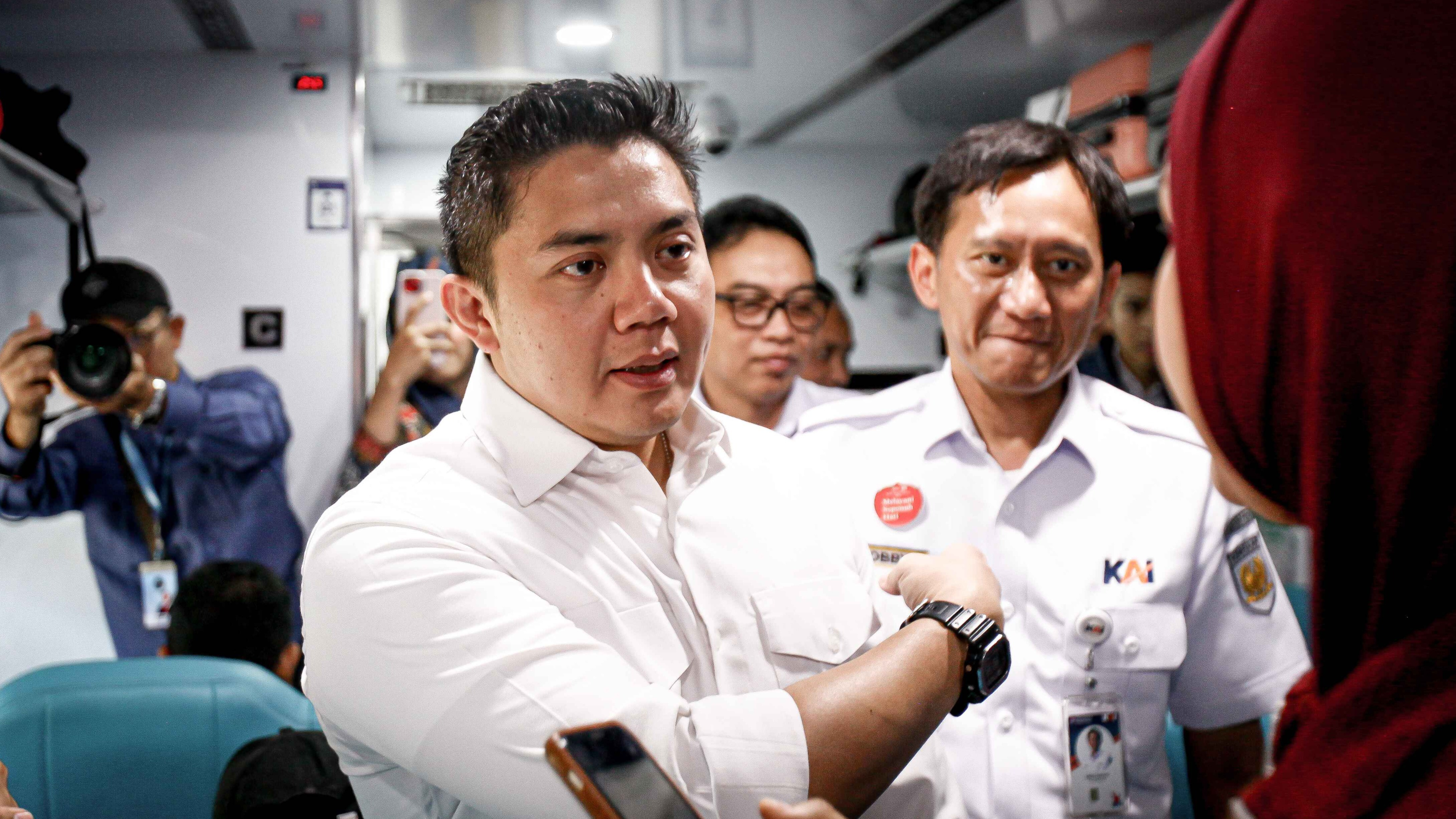 Sekretaris Kabinet, Teddy Indra Wijaya meninjau langsung keberangkatan para pemudik menjelang Idul Fitri 1447 Hijriah di Stasiun Pasar Senen, Selasa (17/3/2026).