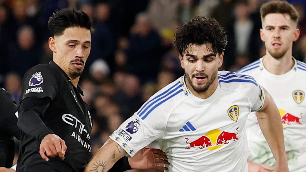 Tijjani Reijnders dan Pascal Struijk berduel di laga Manchester City kontra Leeds United