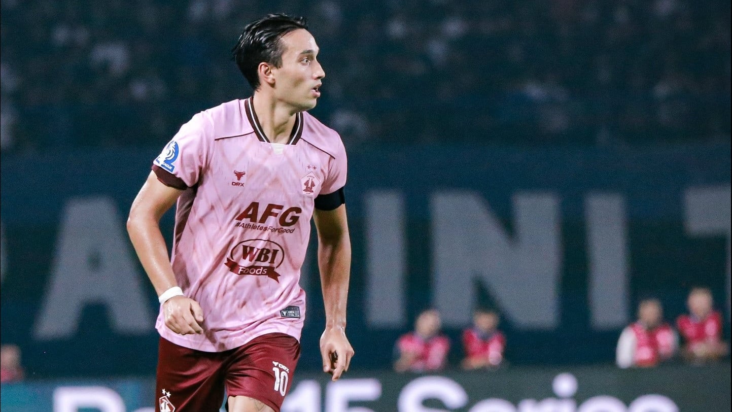 Pemain Persik Kediri Ezra Walian