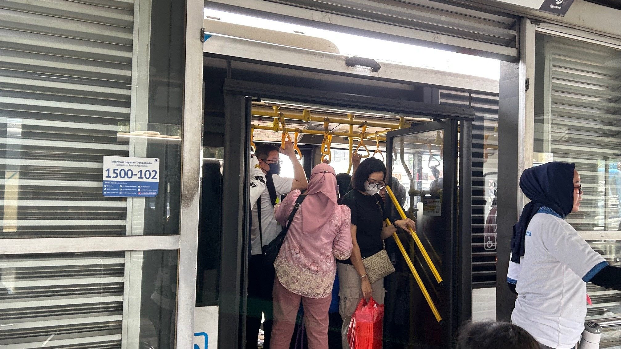 Kondisi di Dalam Bus TransJakarta Koridor 5
