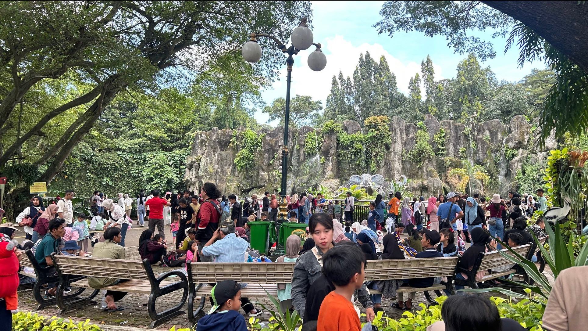 Suasana Warga Liburan ke Ragunan