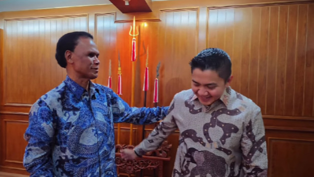 Seskab Teddy Indra Wijaya bersama Hercules