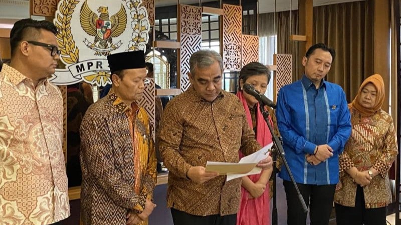 Ketua MPR RI Ahmad Muzani (ketiga kiri) menyampaikan keterangan soal gugurnya prajurit TNI akibat serangan Israel di kompleks parlemen, Senayan, Jakarta, Selasa (31/3/2026).