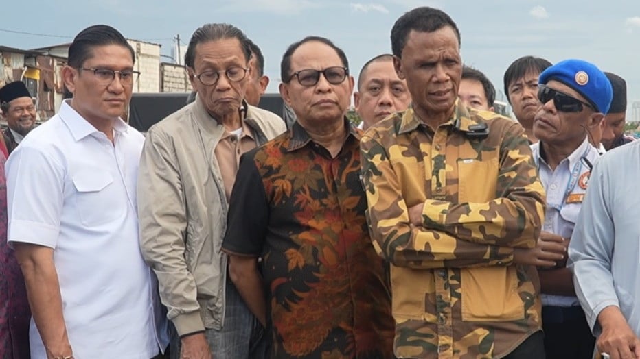 Ketua Umum ormas GRIB Jaya, Hercules Rosario Marshal dan jajaran saat di lokasi sengketa lahan PT KAI di Tanah Abang