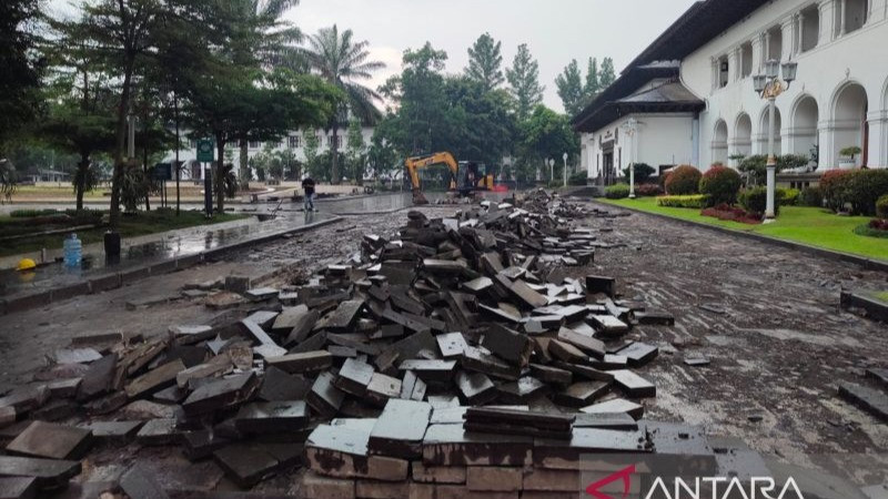 Proses pengerjaan penataan dan revitalisasi Gedung Sate dan Gasibu Bandung oleh Pemprov Jawa Barat.