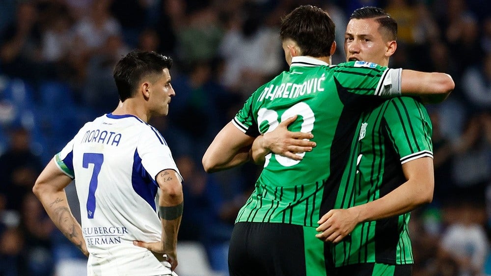 Kapten Timnas Indonesia Jay Idzes bersama Tarik Muharemovic di Sassuolo