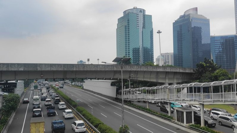Ilustrasi - Cuaca berawan di kawasan Sudirman Central Business District (SCBD) Jakarta Selatan.