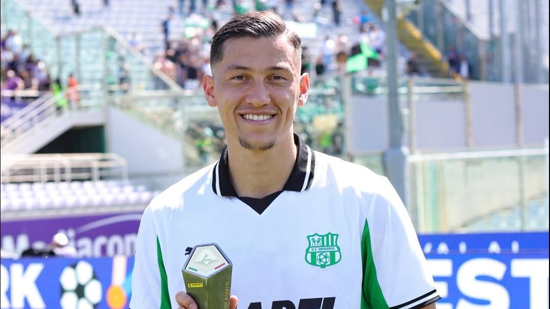 Jay Idzes saat menerima trofi MOTM Serie A