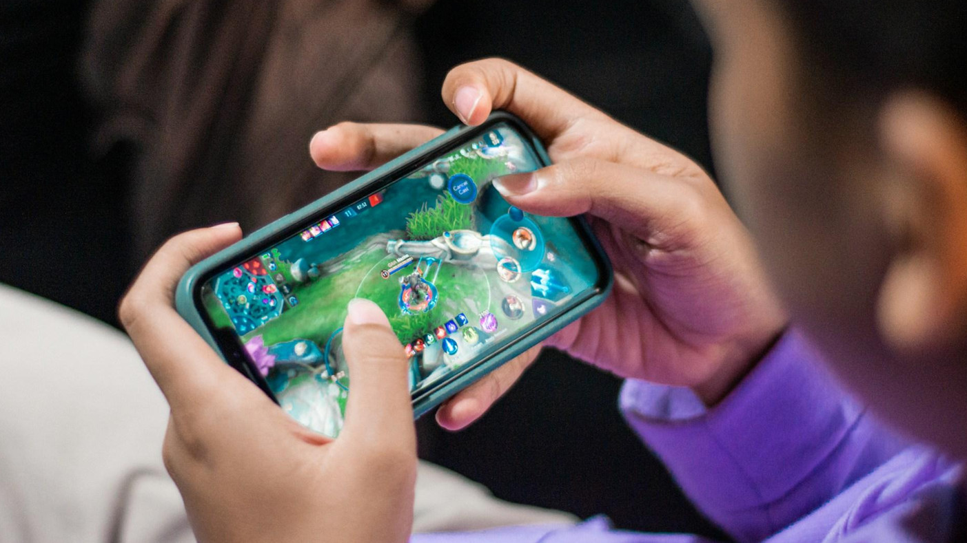 Ilustrasi Bermain Game Mobile Legends.