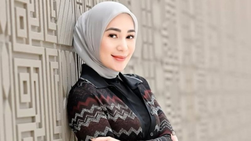 Curhatan Lawas Erin soal Aib Rumah Tangga Kembali Viral, Muncul di Tengah Rencana Nikah Andre Taulany dan Amanda Rigby
            - galeri foto