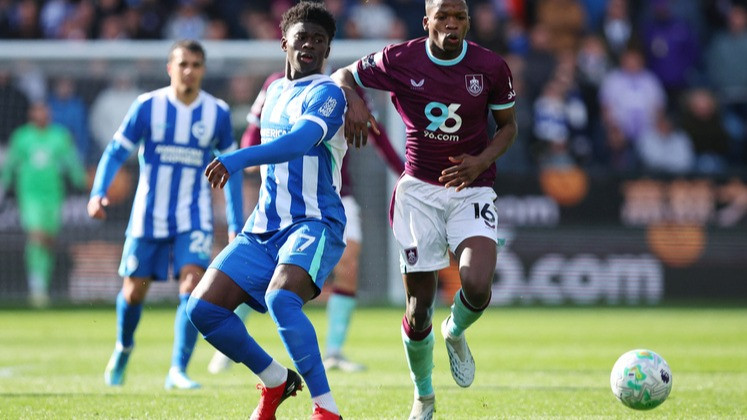 Gelandang Brighton, Carlos Baleba (kiri)