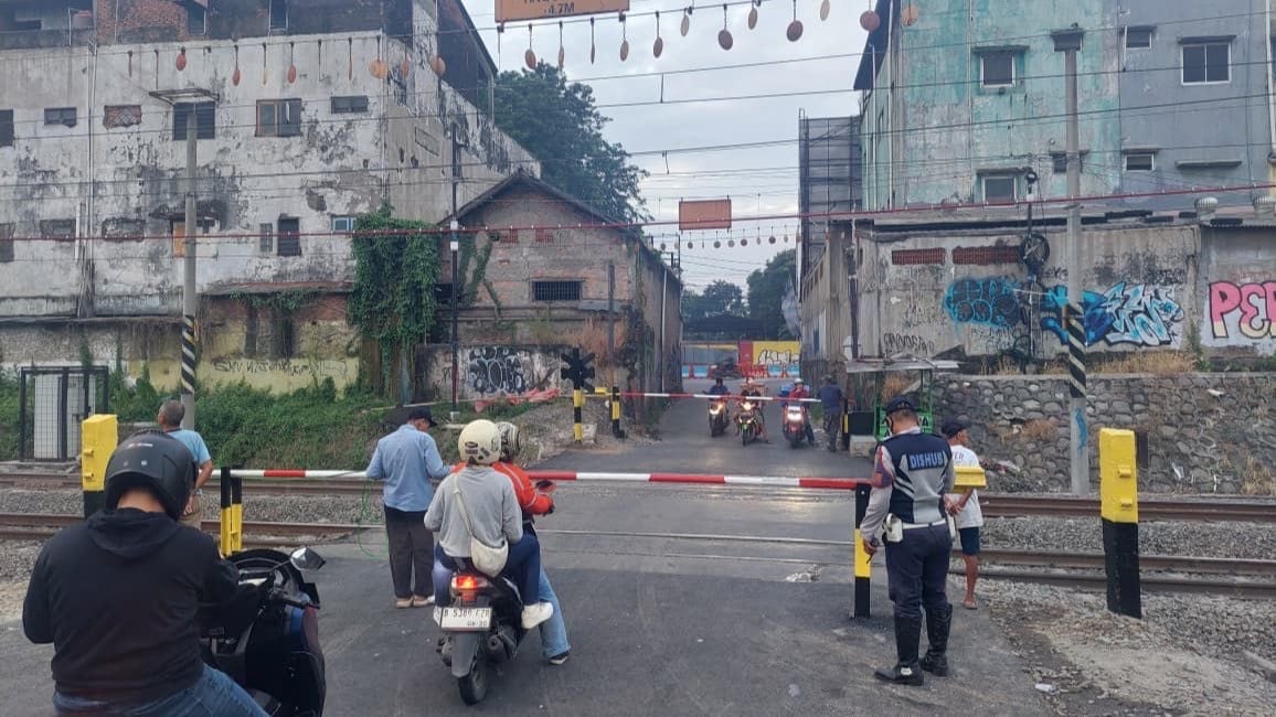 PT Kereta Api Indonesia (Persero) Daop 1 Jakarta memasang palang pintu sementara di perlintasan sebidang JPL 86 pasca insiden taksi Green SM