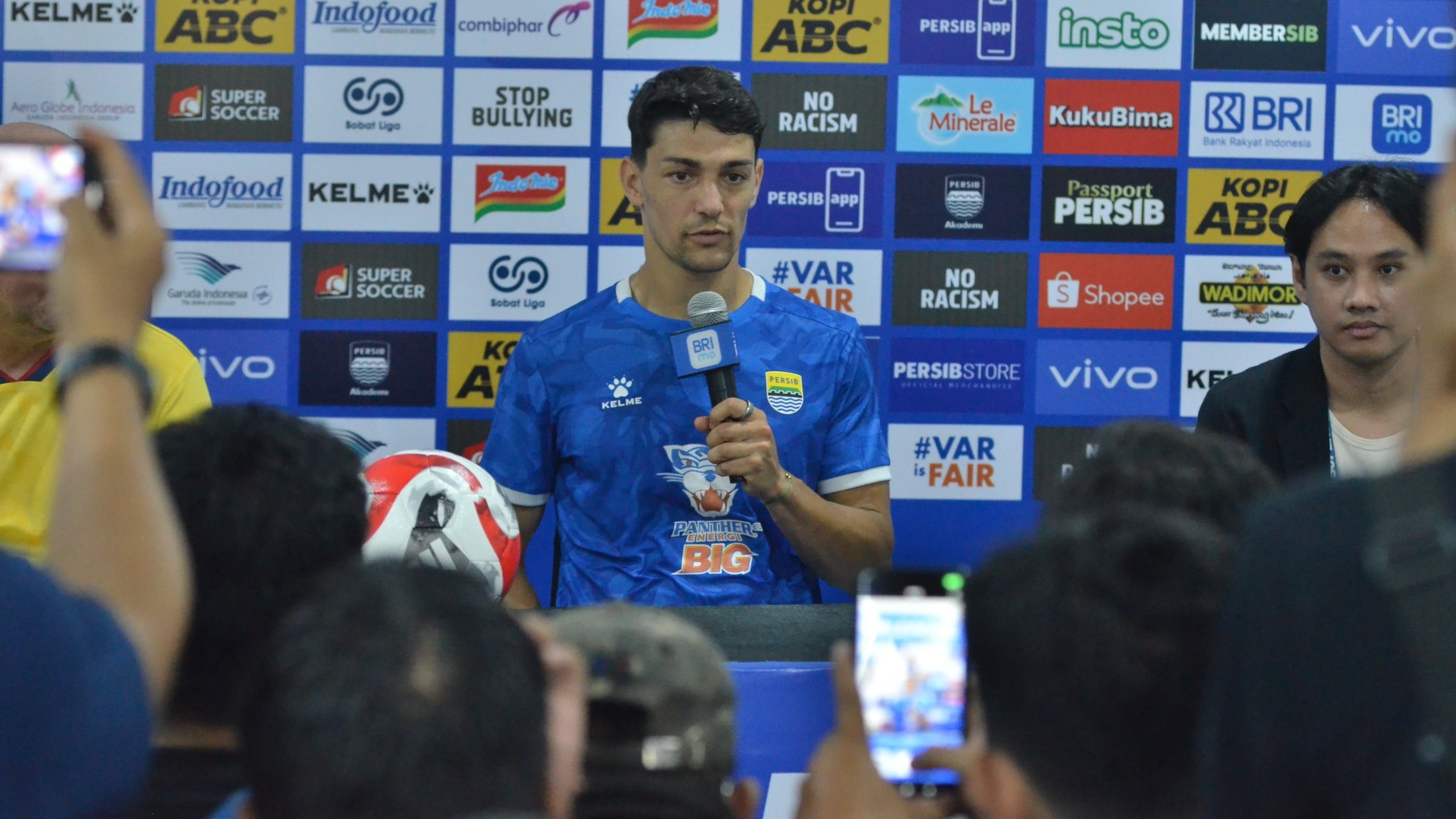 Bobotoh “Merayu” Istri Federico Barba agar Bertahan di Persib Bandung: Please Mom, One More Year
            - galeri foto