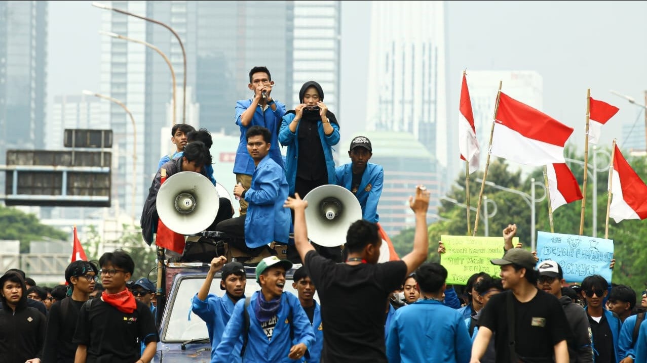 Sejumlah mahasiswa melakukan demo di depan Gedung DPR RI