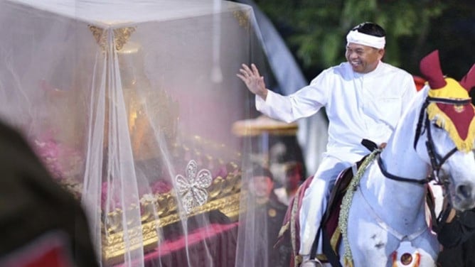 Gubernur Jawa Barat Dedi Mulyadi hadir langsung dalam rangkaian peringatan Milangkala Tatar Sunda 2026, Minggu (3/5/2026).