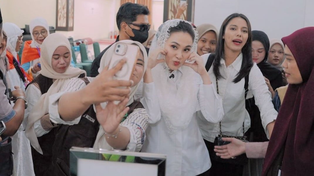 Gubernur Malut Sherly Tjoanda sedang berpose saat foto dengan jemaah calon haji