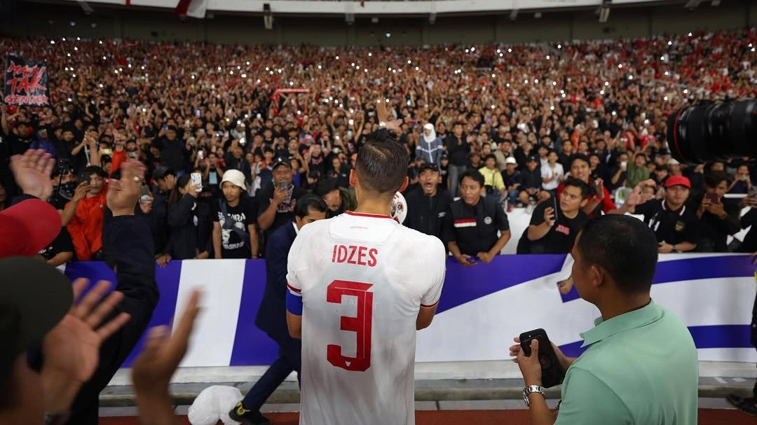 Jay Idzes saat menyampaikan pidatonya yang rutin ia lakukan setelah pertandingan usai