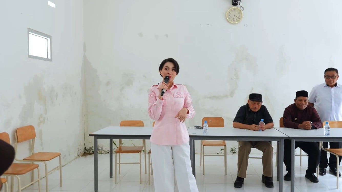 Gubernur Maluku Utara, Sherly Tjoanda, saat mengecek fasilitas di Sekolah Rakyat (SR) Akekolano.