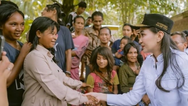 Gubernur Maluku Utara, Sherly Tjoanda mengunjungi suku Togutil