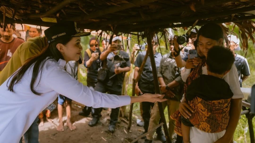 Gubernur Malut, Sherly Tjoanda Laos menyapa masyarakat adat Suku Togutil