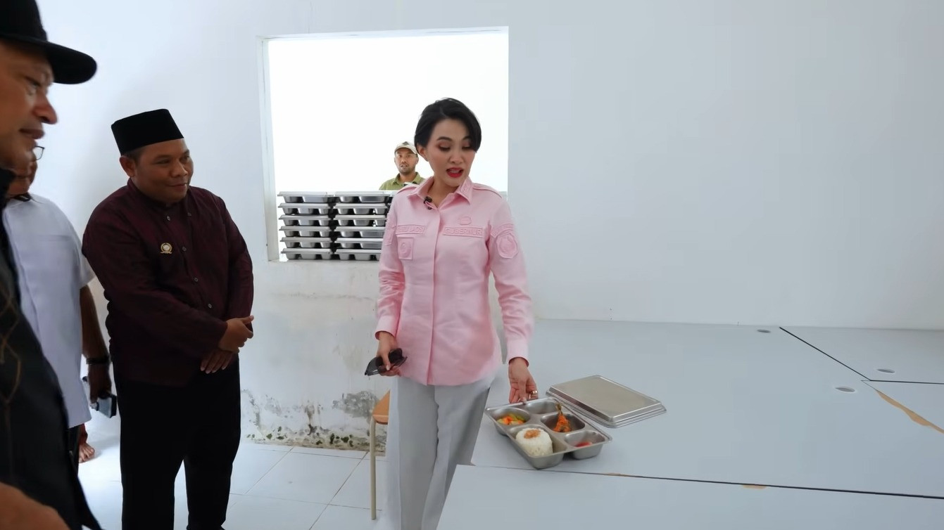 Gubernur Sherly Tjoanda Sentil Porsi MBG-nya Sekolah Rakyat Akekolano: Bapak Bayangkan, Mana Cukup?
            - galeri foto
