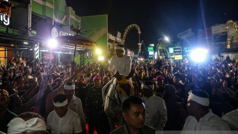 Gubernur Jabar Dedi Mulyadi saat Kirab Budaya Milangkala Tatar Sunda di Karawang.