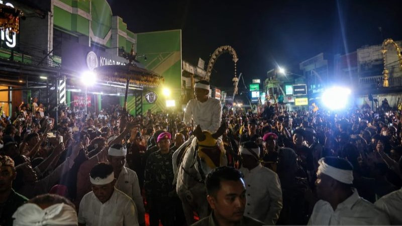 Gubernur Jabar Dedi Mulyadi saat Kirab Budaya Milangkala Tatar Sunda di Karawang.
