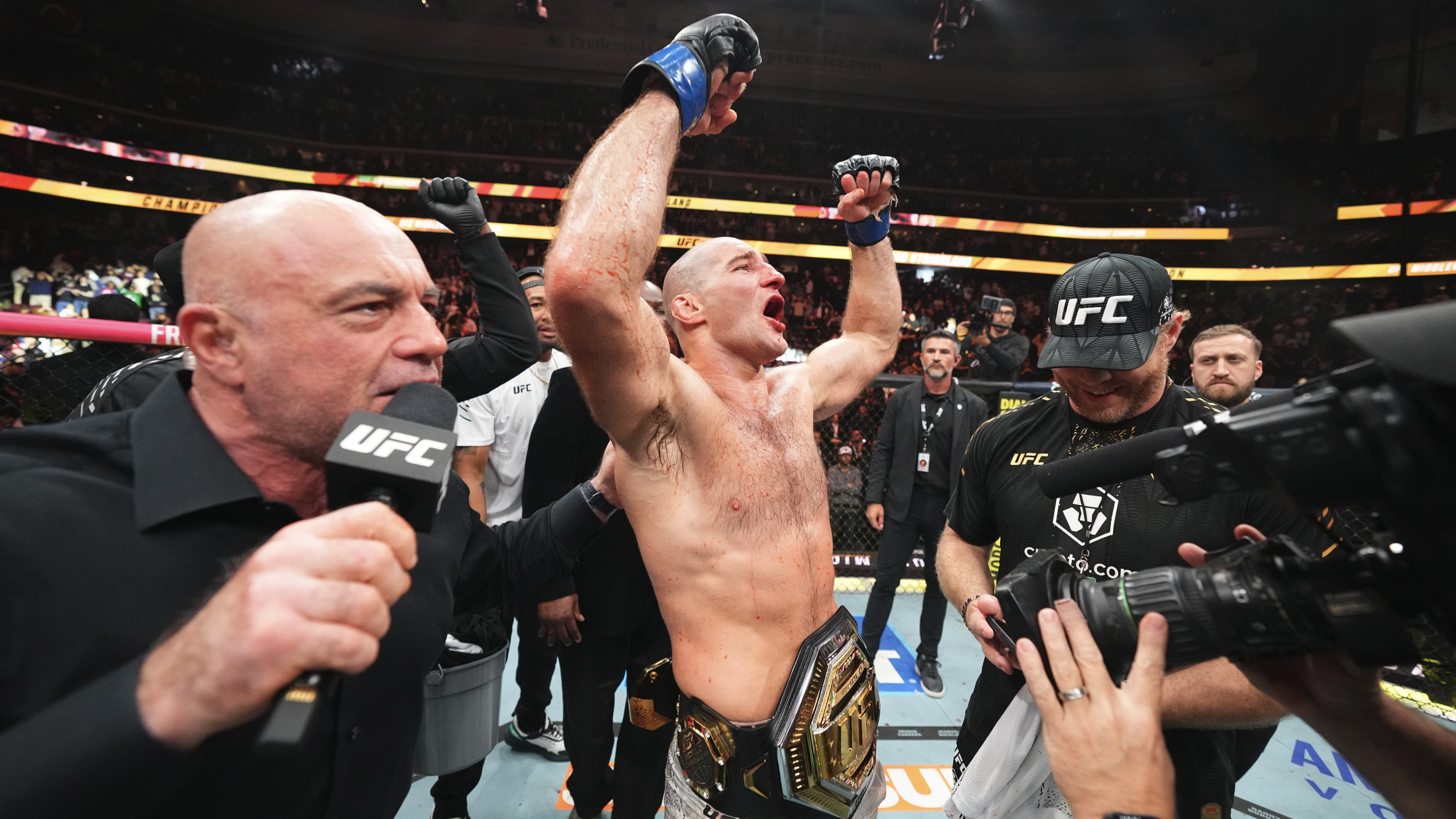 Sean Strickland rebut gelar juara kelas menengah usai kalahkan Khamzat Chimaev di UFC 328.