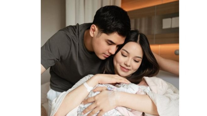 Pasangan Alyssa Daguise dan Al Ghazali umumkan kelahiran anak pertama mereka pada Minggu (10/5/2026).