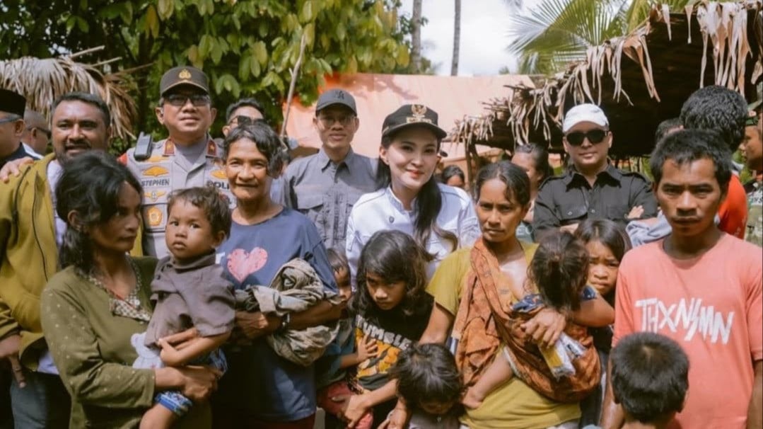 Sherly Tjoanda saat Kunjungan ke Suku Togutil