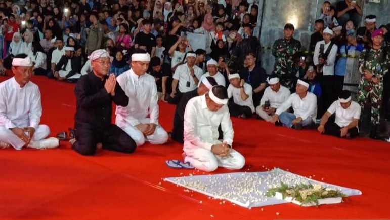 Suasana pelaksanaan Kirab Budaya Mahkota Binokasih Napak Tilas Pajajaran di Kota Cirebon, Jawa Barat, Minggu (11/5).