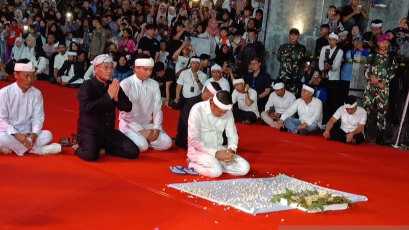 Suasana pelaksanaan Kirab Budaya Mahkota Binokasih Napak Tilas Pajajaran di Kota Cirebon, Jawa Barat.